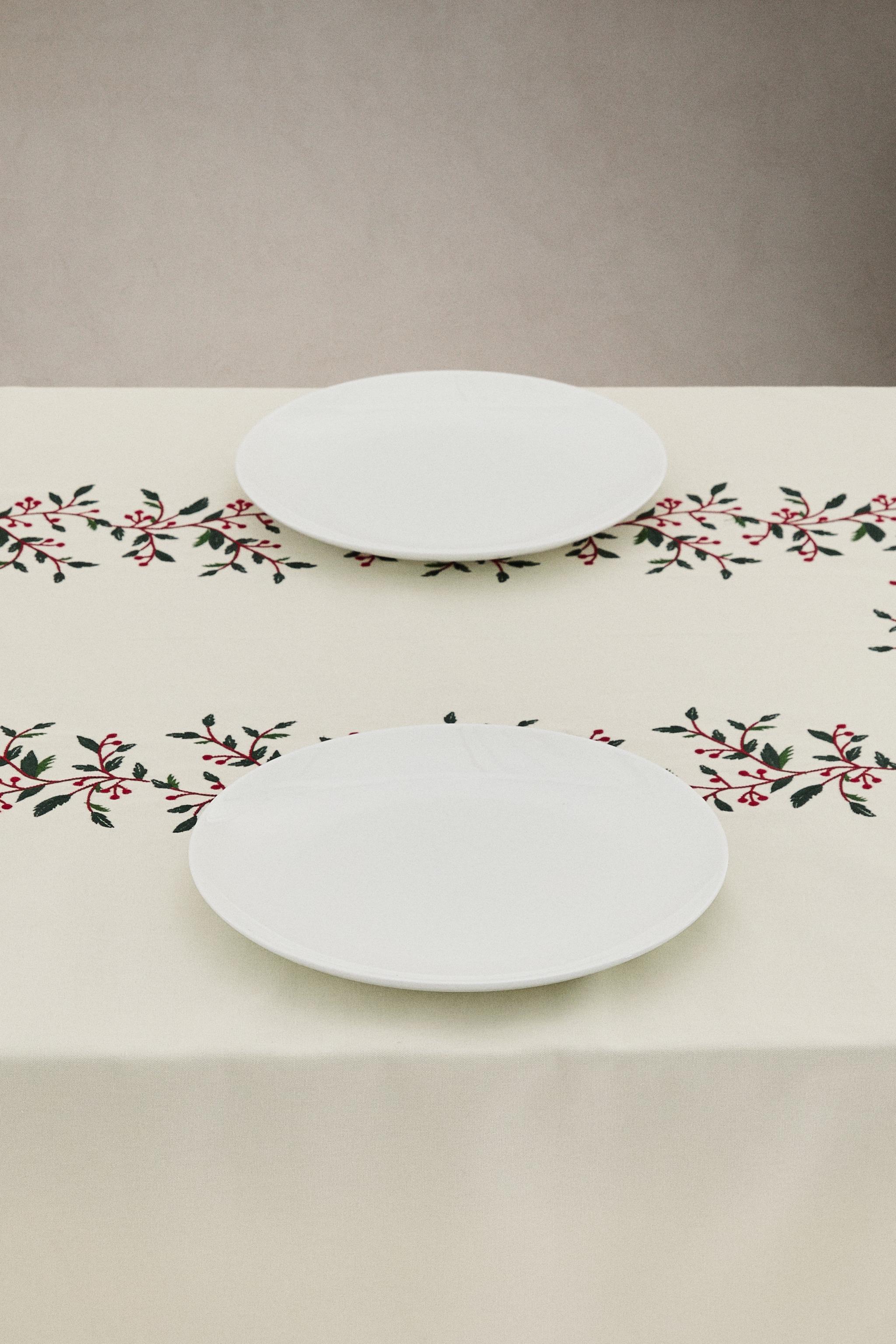 CHRISTMAS BERRIES COTTON TABLECLOTH